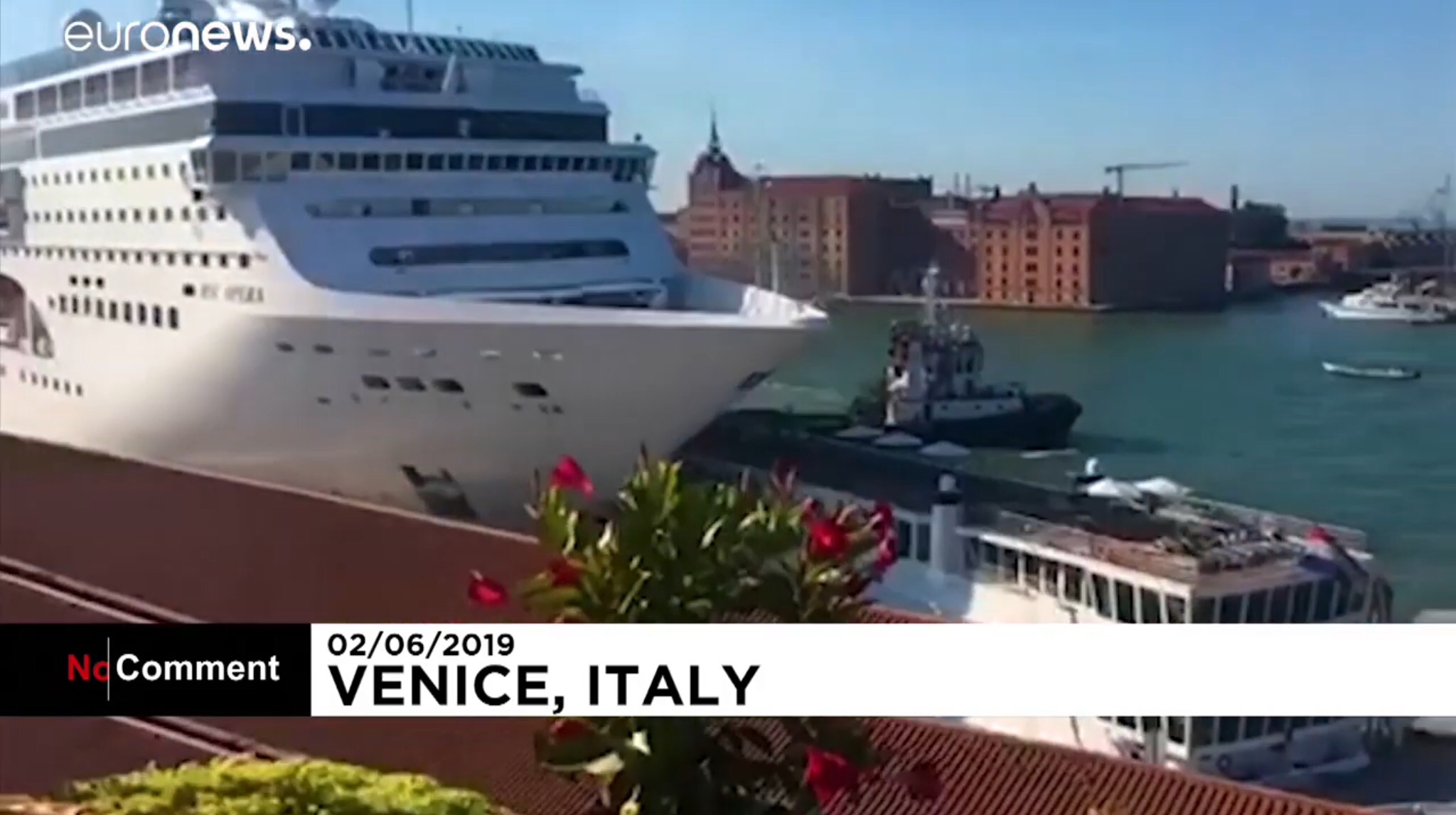 بالفيديو. اصطدام باخرة عملاقة بباخرة سياحية