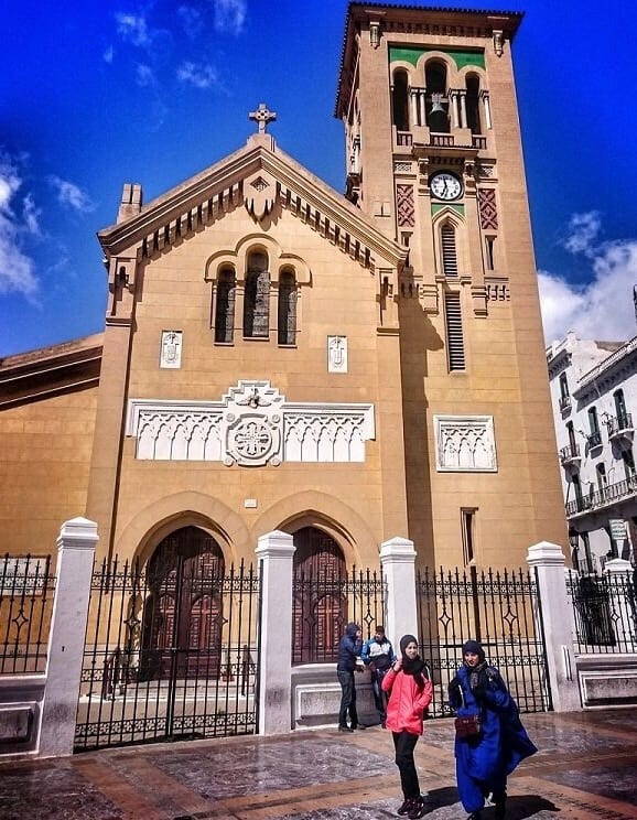 تطوان. مصرع قسّ إسباني سقط عليه باب كنيسة