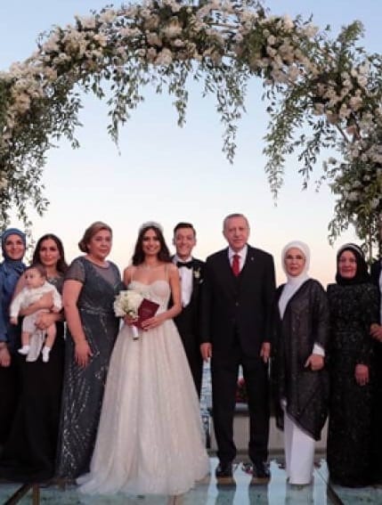 مسعود أوزيل يدخل القفص الذهبي في إسطنبول