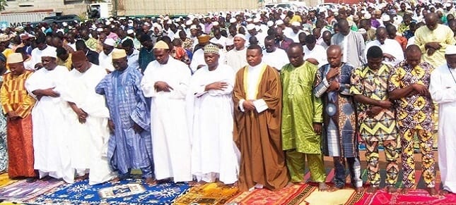 مسلمو الغابون ورمضان. صلاة التراويح لحظات خشوع وتأمل يومية