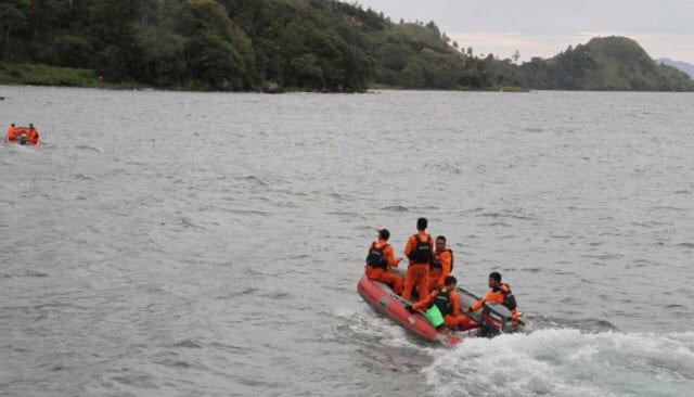 مصرع 18 شخصا بعد غرق عبّارة في إندونيسيا