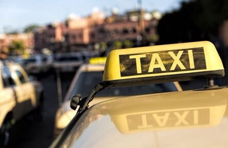 سلطات مراكش تسحب رخصة سائق “طاكسي” رفض نقل مغاربة