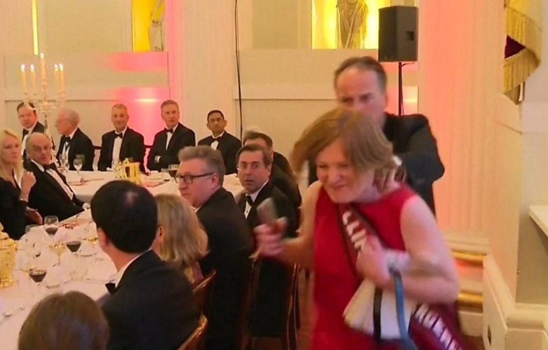 إقالة وزير بريطاني “دفع” ناشطة حقوقية بعنف (فيديو)