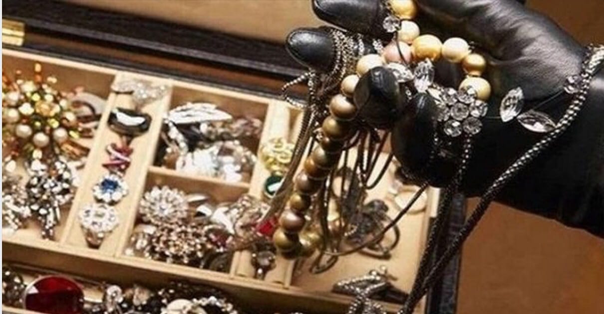 هذا سر لي يخون الثقة. إدانة 11 متورطا في سرقة مجوهرات أميرة يحبها المغاربة