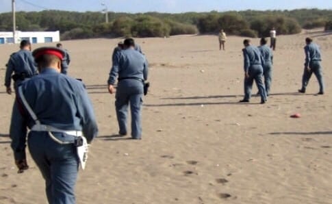 ميرلفت. جثة رضيع “مرمية” وسط رمال البحر تستنفر الدرك