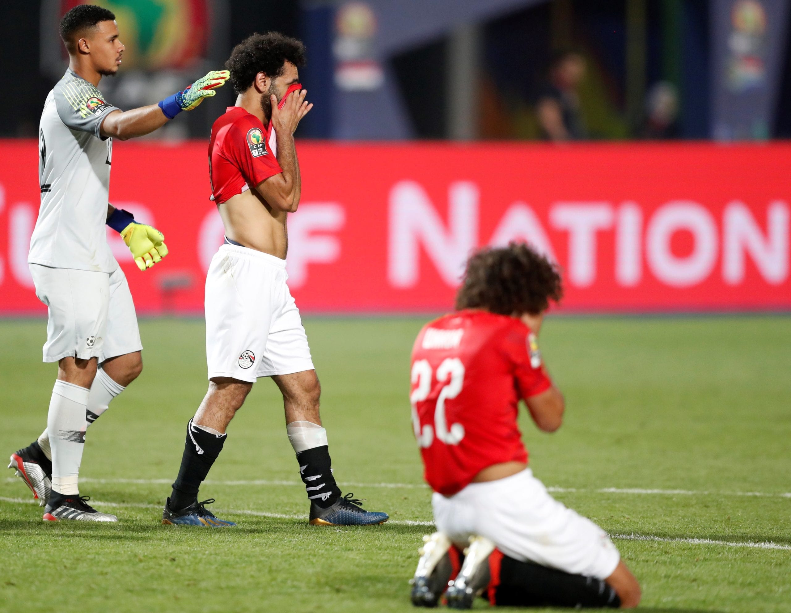 العگبى لينا. استقالة رئيس الاتحاد المصري بعد إقصاء “الفراعنة”