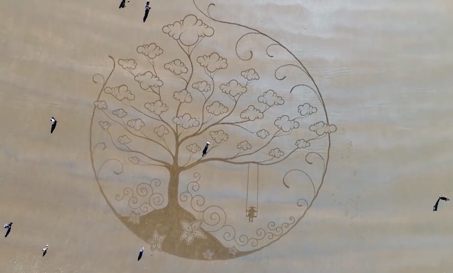 بالصور. فرنسي يحوّل الشواطئ إلى “معارض” بالرسم على الرمال