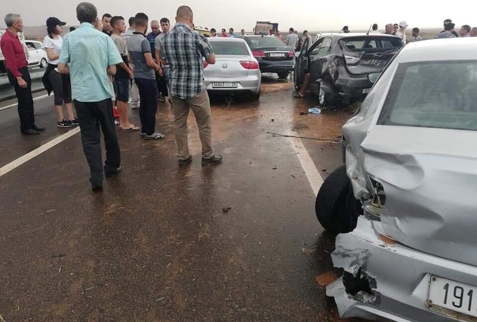 بالصور. عاصفة رملية تتسبب في اصطدام 10 عربات وجرح 12 راكبا