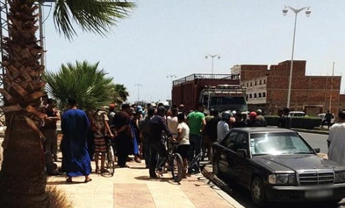 مثير.. مواطنون يحاصرون شاحنة اتهموا سائقها بالقتل العمد