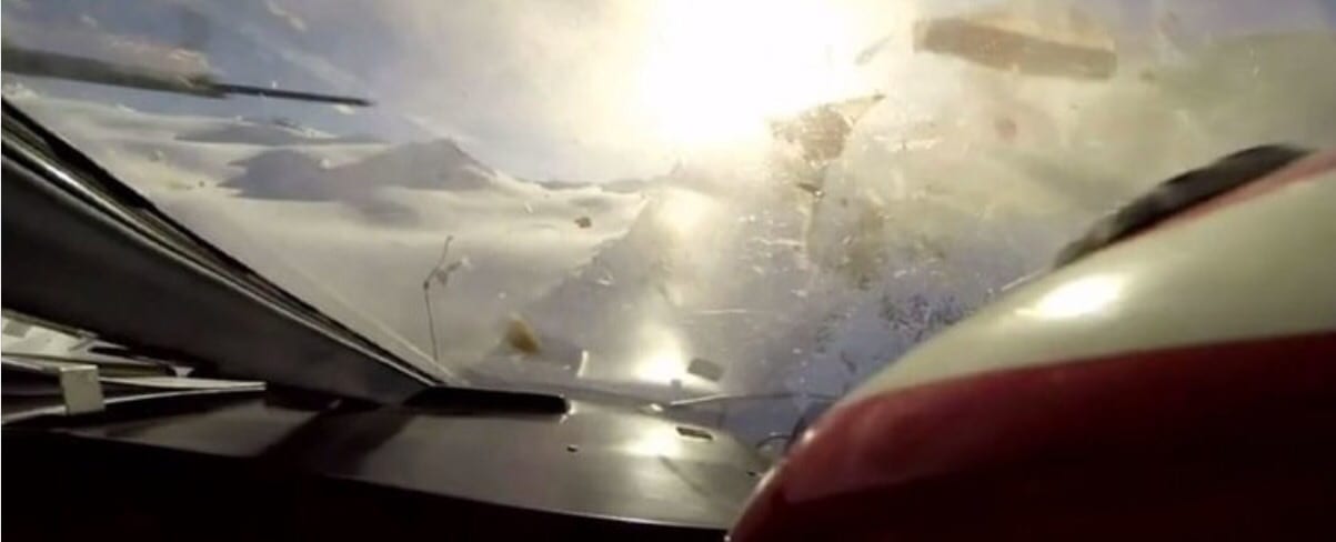 شاهد. اصطدام مروحية بطائرة سياحية ومقتل 7 أشخاص