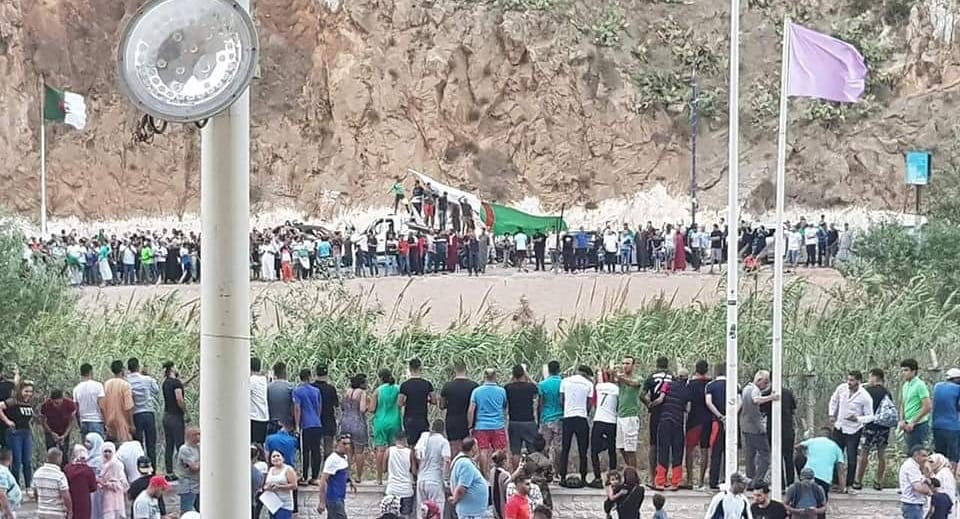 فيديو. جزائري يخترق الحاجز الحدودي لـ”يحتفل” مع المغاربة بتأهل “المحاربين”