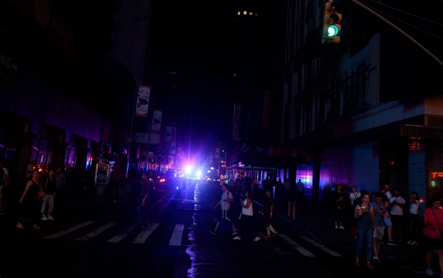 نيويورك. “تايمز سكوير” تغرق في الظلام بعد انقطاع كهربائي واسع