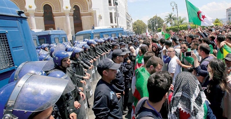 الجزائر. الجيش يعتقل خمسة أشخاص خطّطوا لهجمات إرهابية ضد محتجّين