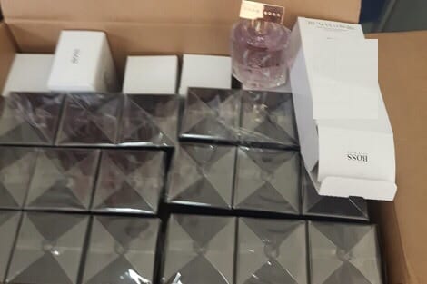 الناظور. جمارك الميناء تحبط تهريب 300 قنينة عطر فاخر