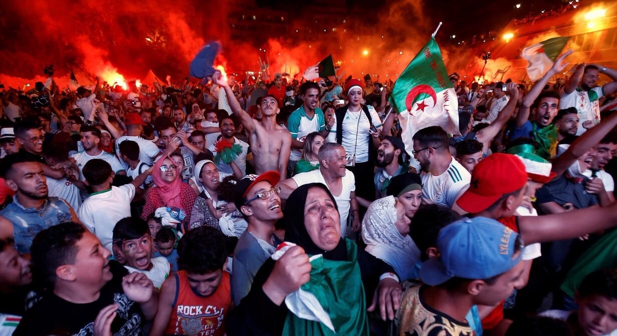 الجزائر. أربعة قتلى و8 مصابين في “احتفالات” التأهّل إلى النهائي