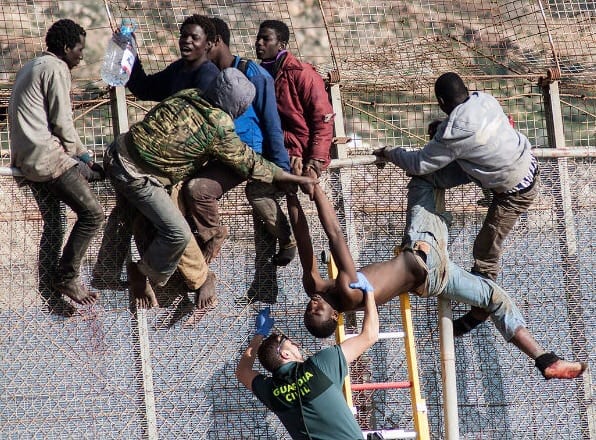 200 إفريقي “يقتحمون” السياج الحدودي و50 منهم يصلون مليلية