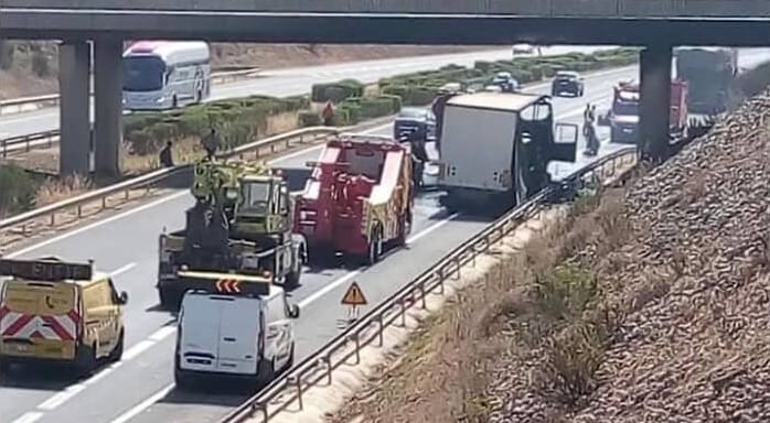 صورة. احتراق شاحنة حليب يشلّ الحركة في “أوطوروت” مكناس