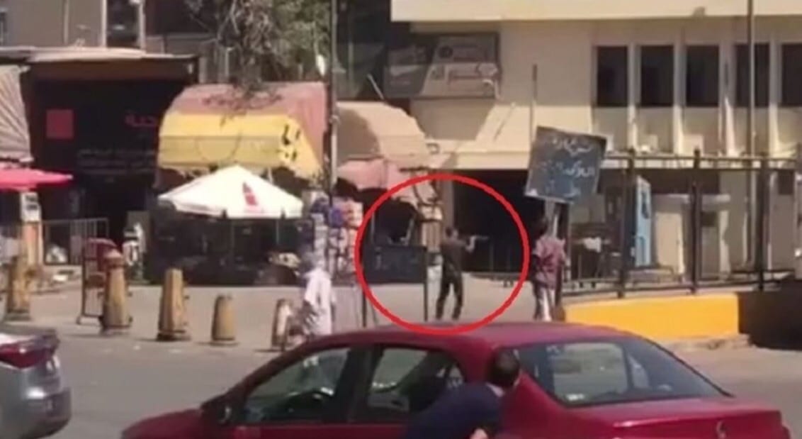 مصر. “مختلّ” يستولي على بندقية مجنّد ويطلق النار عشوائيا على المارّة (فيديو)