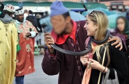 بسب دراهم كاورية. اعتقال “عيساوي” جامع الفْنا يثير جدل “تعريفة” الصور التذكارية