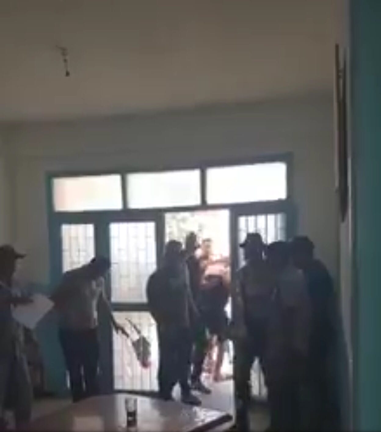 مجهولون يقتحمون مقرّ جماعة في الناظور ويخربون بابها