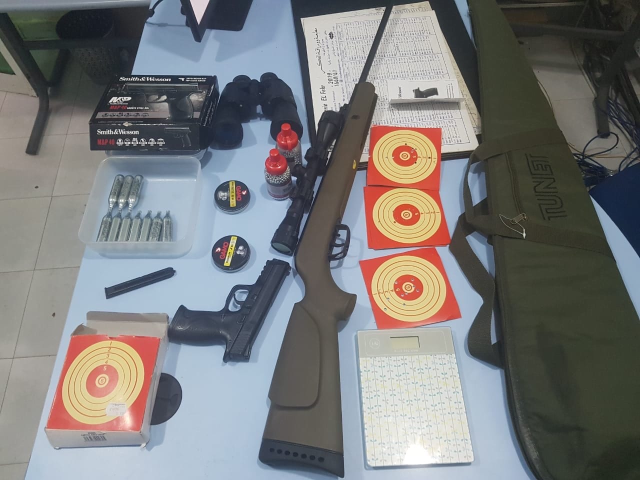 جمارك باب مليلية توقف مواطنا فرنسيا حاول إدخال بندقية و2800 رصاصة إلى المغرب