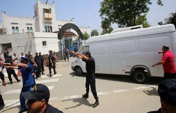 الجزائر. وزيرة تفرّ بجلدها إلى فرنسا قبل مواجهتها بتهم فساد