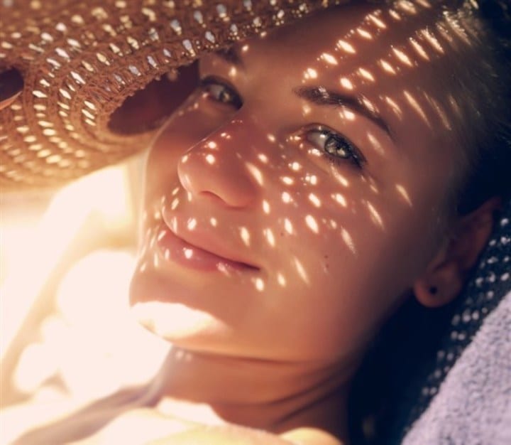 كيف تحمين بشرتكِ من تأثيرات حرارة الطقس العالية؟