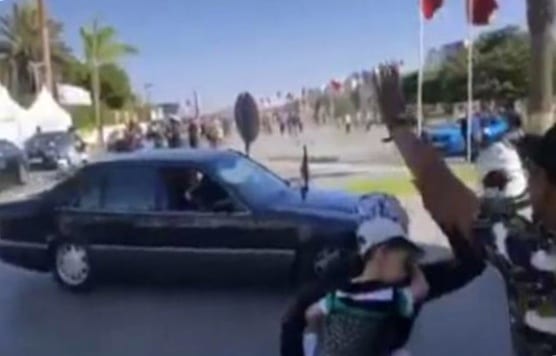 شاهد كيف تعامل حارس الملك مع سيدة اعترضت الموكب الملكي في الحسيمة