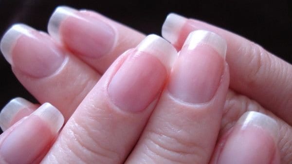 لون وشكل الاظافر..يكشف عن مشاكل صحية