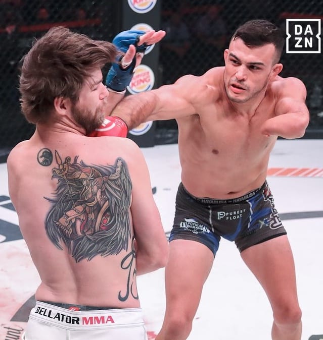 بساعد واحد. مصارع أمريكي محترف يواصل كتابة مجده الرياضي