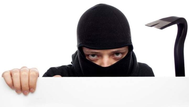 العلم.. أسرة تُفشل من المغرب محاولة سرقة منزلها في ألمانيا