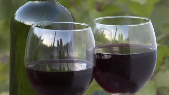 مادة في النبيذ الأحمر تساعد على علاج الاضطرابات النفسية