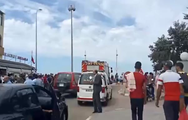 بالصور. شاب يعتلي عمودا كهربائيا في المحمدية ويهدد بالانتحار