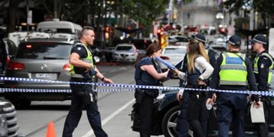 استراليا..رجل يطعن امرأة ويطارد اخرين وهو يصرح الله أكبر و اقتلوني