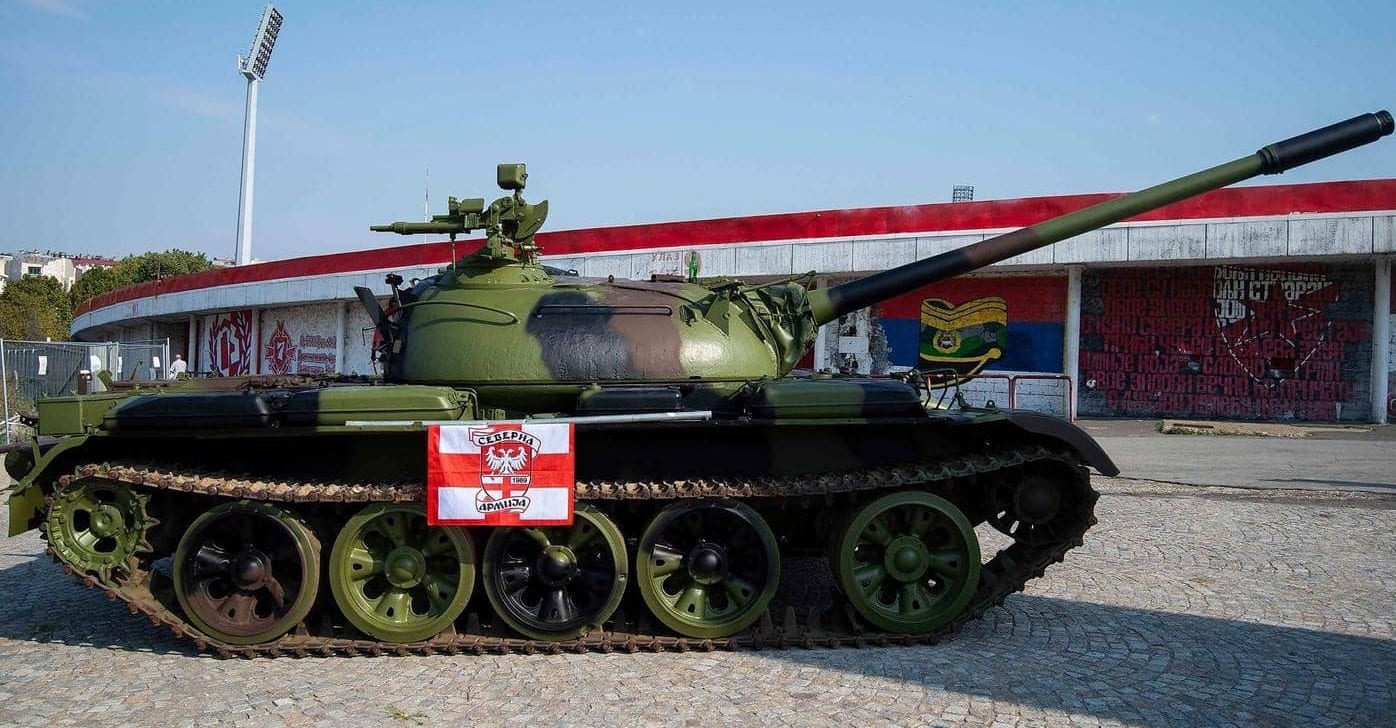 فريق صربي يوقف دبّابة أمام ملعبه قبل مباراته في “التشامبيونزليغ”