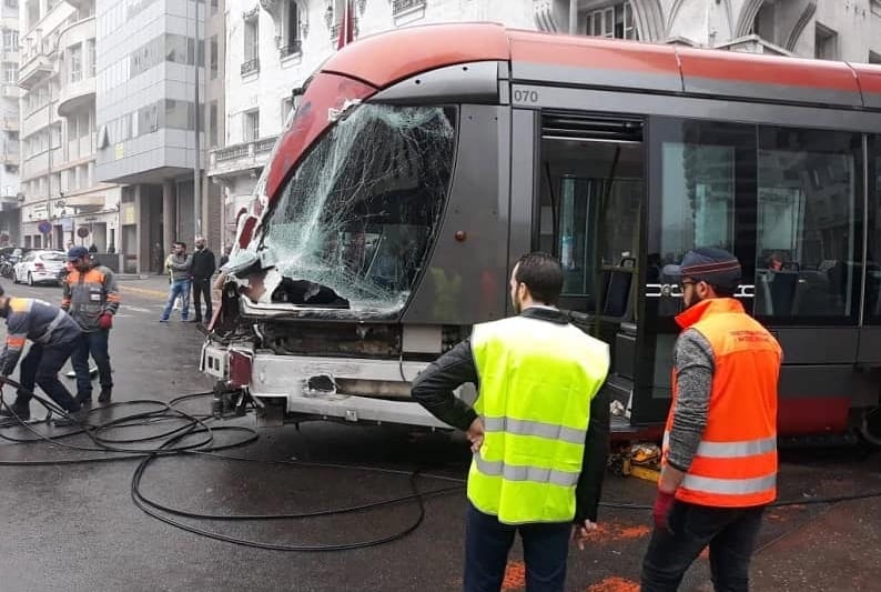 كازا. اصطدام قوي بين تاكسي و”الترامواي” يشل حركة السير ويرعب الركاب