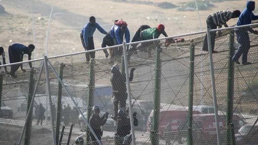 سلطات المضيق تحبط محاولة 400 مهاجر سري اقتحام جدار سبتة