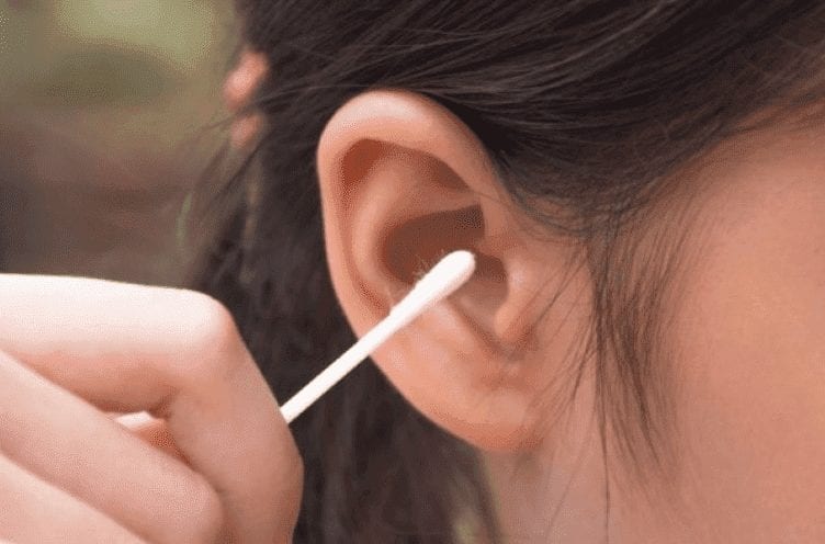 “انسداد الأذن”..كيفية علاجها وتنظيفها بالطريقة الصحيحة