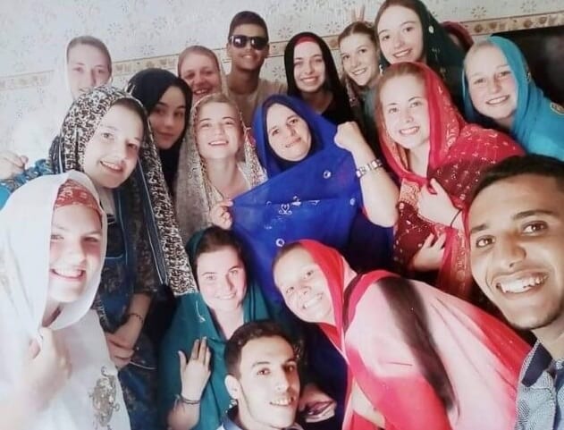 بعد “لباس البحر”.. المتطوعات البلجيكيات يتألّقن بـ”الحايْك الرّوداني” (صور)