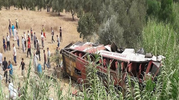 فاجعة في طريق تاونات. أربعة قتلى و23 جريحا بعد انقلاب حافلة للمسافرين وسائقها “يختفي”
