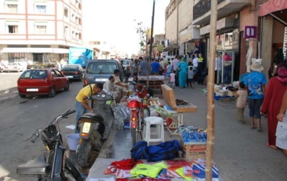 تّقهر مسكينْ.. مواطن يطلب “ترخيصا خاصا” للسير على الرصيف في الخميسات