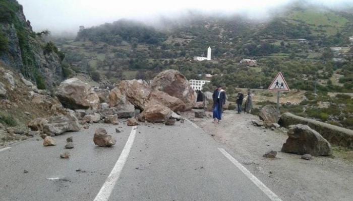انهيار صخري يقطع طريق تارودانت -مراكش ويرعب المسافرين (صور)