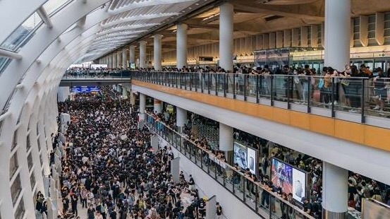 بعدما “احتله” المحتجّون لليوم الثاني. إلغاء كافة الرّحلات المغادرة من مطار هونغ كونغ