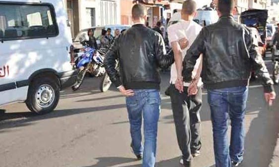 طنجة. الشرطة القضائية تعتقل لصا شارك في جريمة قتل وتطارد شريكيه