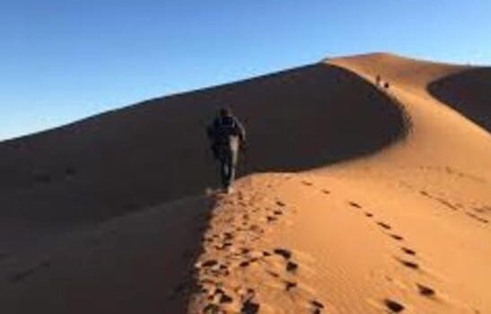 مْحاميد الغْزلان. العطش يفتك بسائح أجنبي “تاه” في صحراء زاكورة