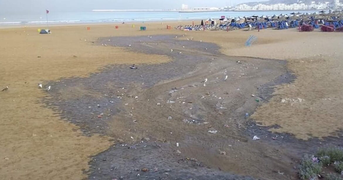 أكادير. مياه عادمة تجتاح الشاطئ وجمعويون يندّدون