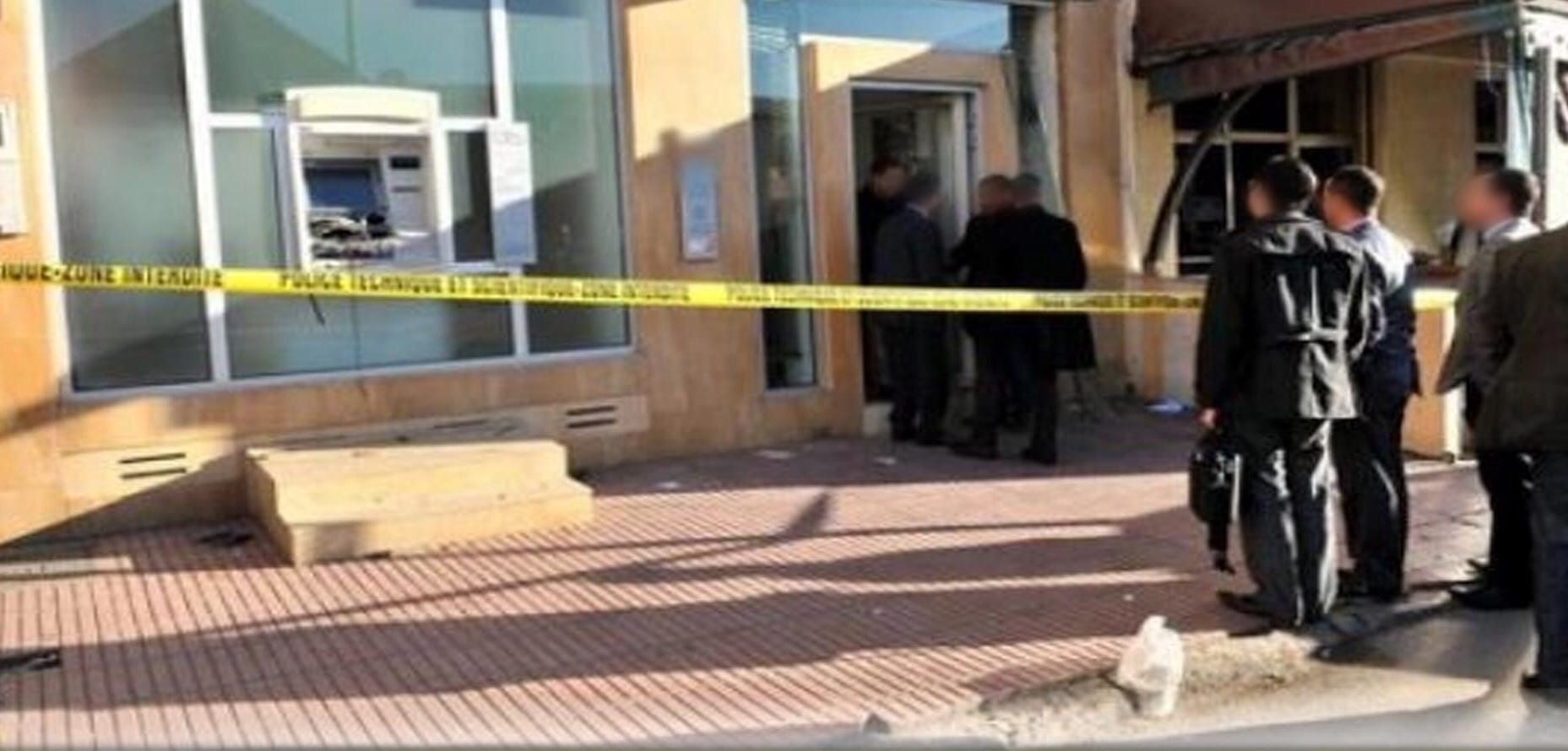 بني ملال. ضابط يشهر مسدسه لإيقاف “مريض” مسلح “روّع” وكالة بنكية