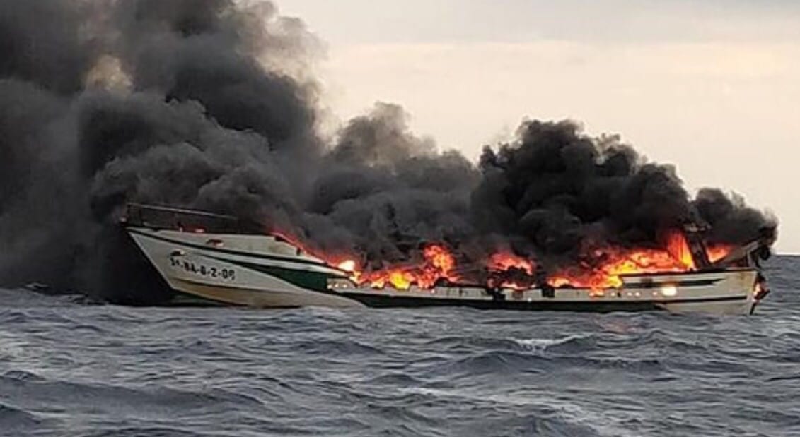 بعد احتراق مركبهم وغرقه. البحرية الإسبانية تنقذ بحّارة مغاربة من موت محقق