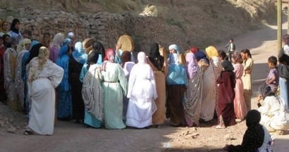 صفرو. اقتحموا حفل زفاف مدججين بالسيوف واستولوا على أغراض الضيوف ومجوهرات النساء