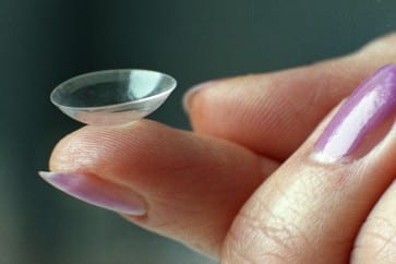 سامسونغ تخترع عدسات لاصقة للعين تلتقط الصور والفيديو